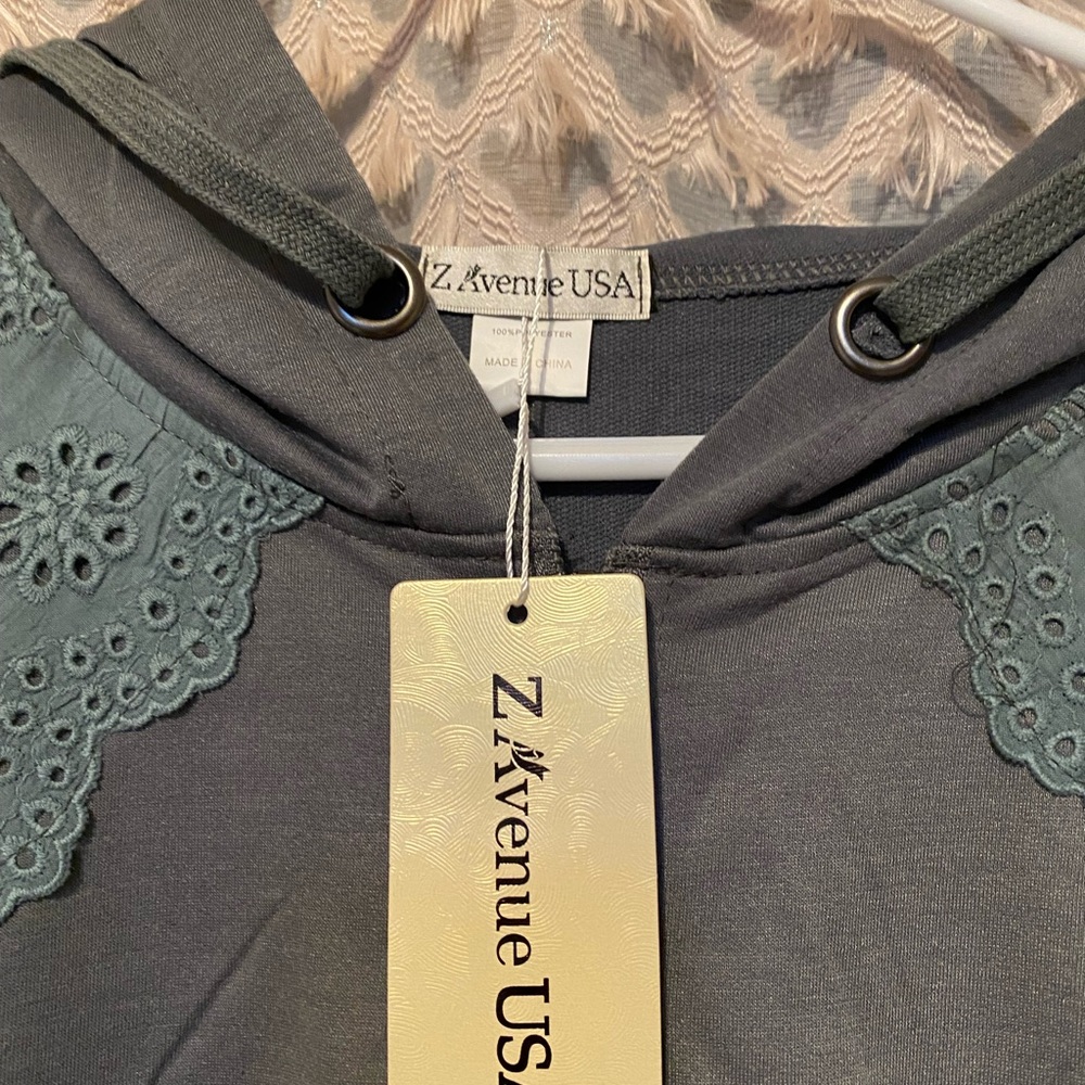 New Z Avenue USA full zip top. Grey/Green color. Lace/Cutout on shoulder.